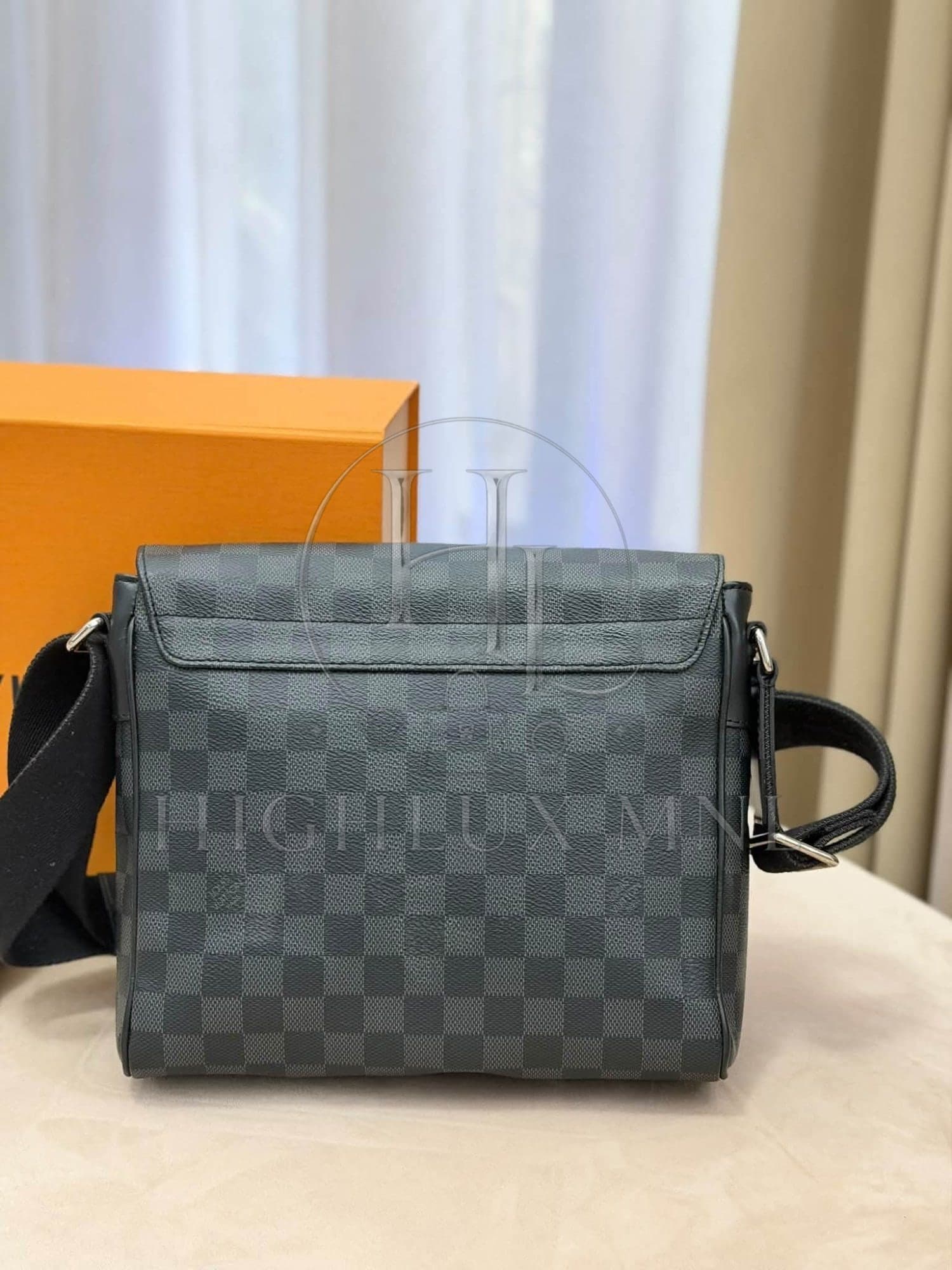 Louis Vuitton Graphite Damier District MM Messenger Bag — photo 2