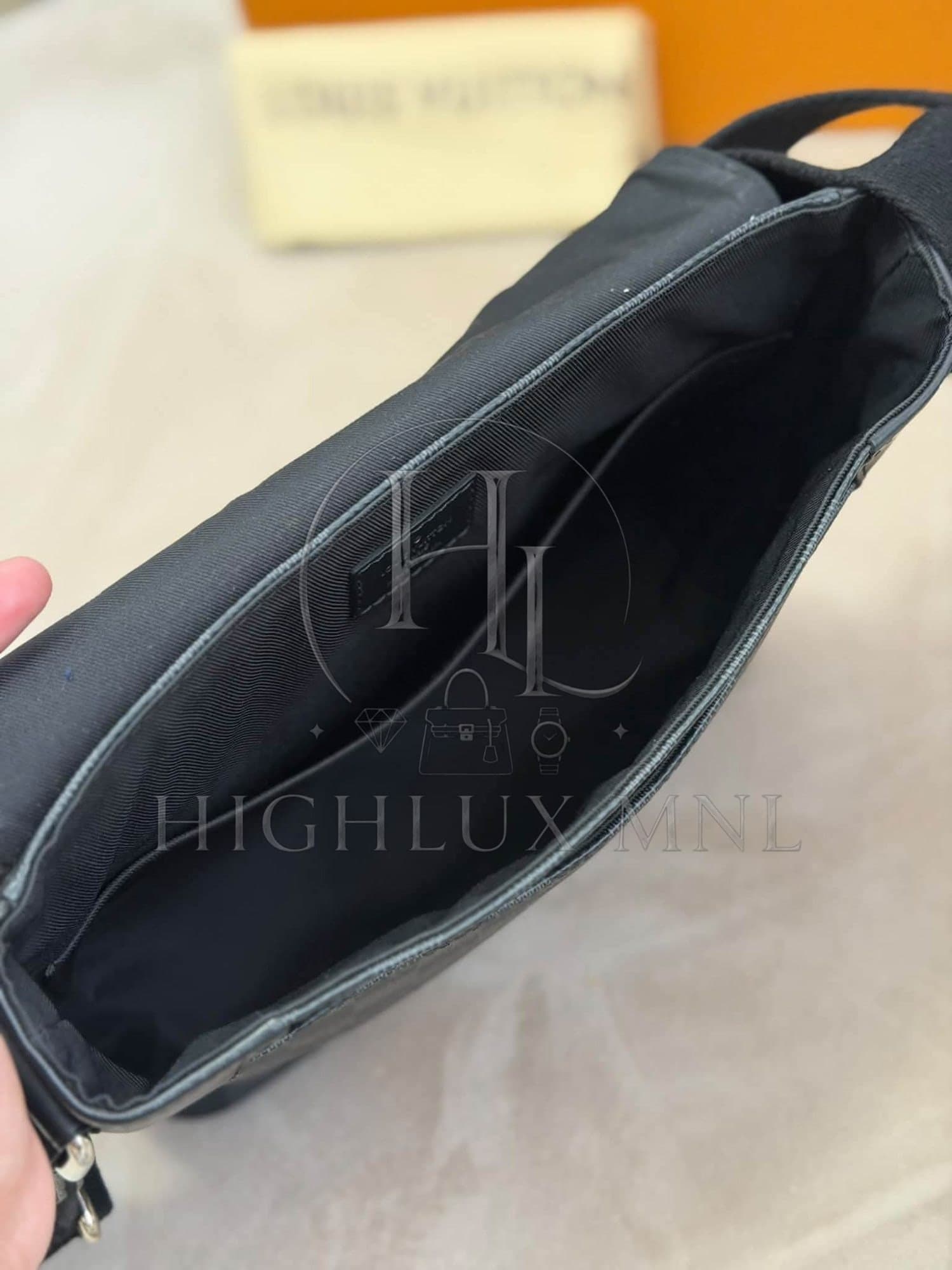 Louis Vuitton Graphite Damier District MM Messenger Bag — photo 10