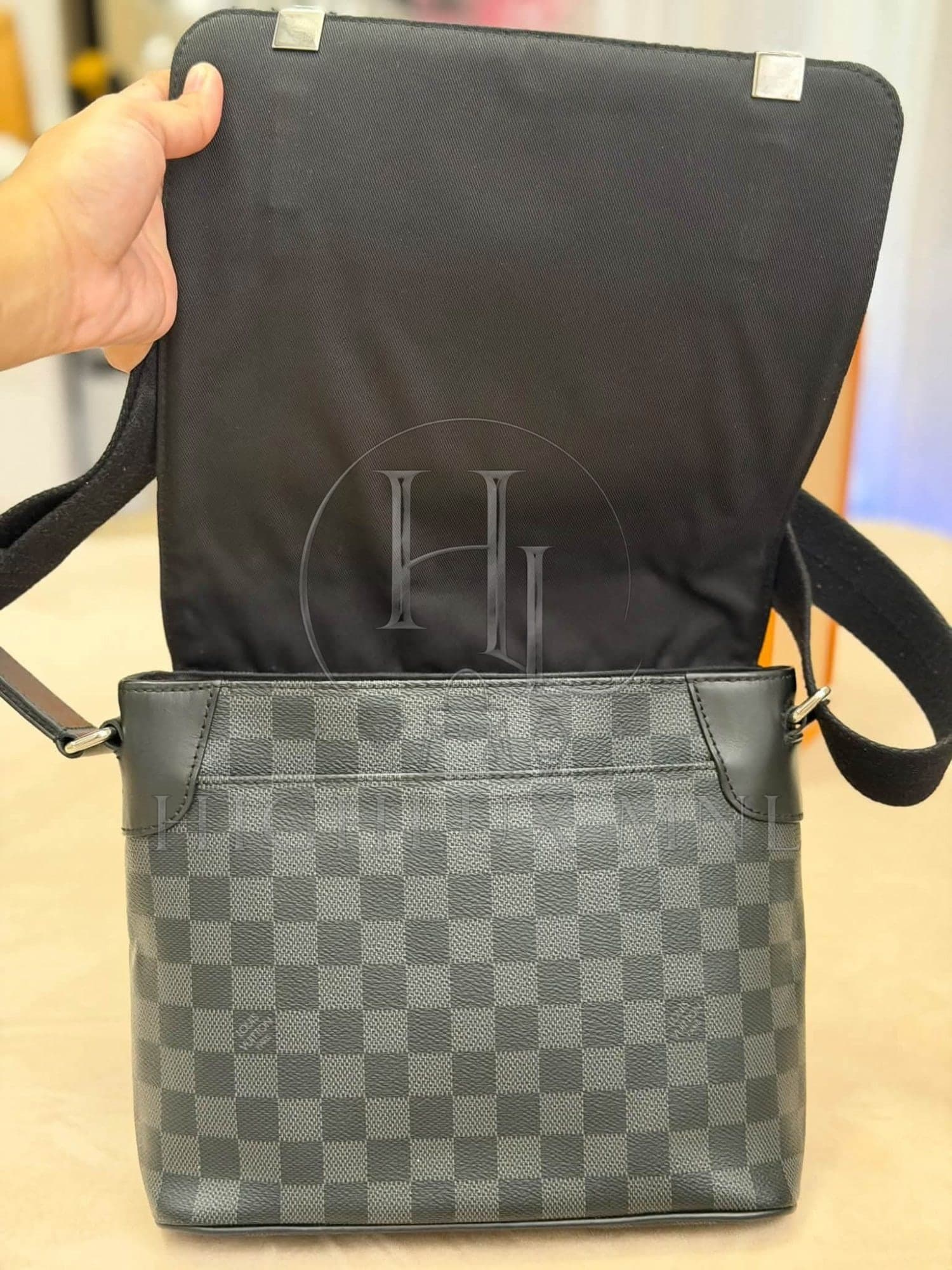 Louis Vuitton Graphite Damier District MM Messenger Bag — photo 9